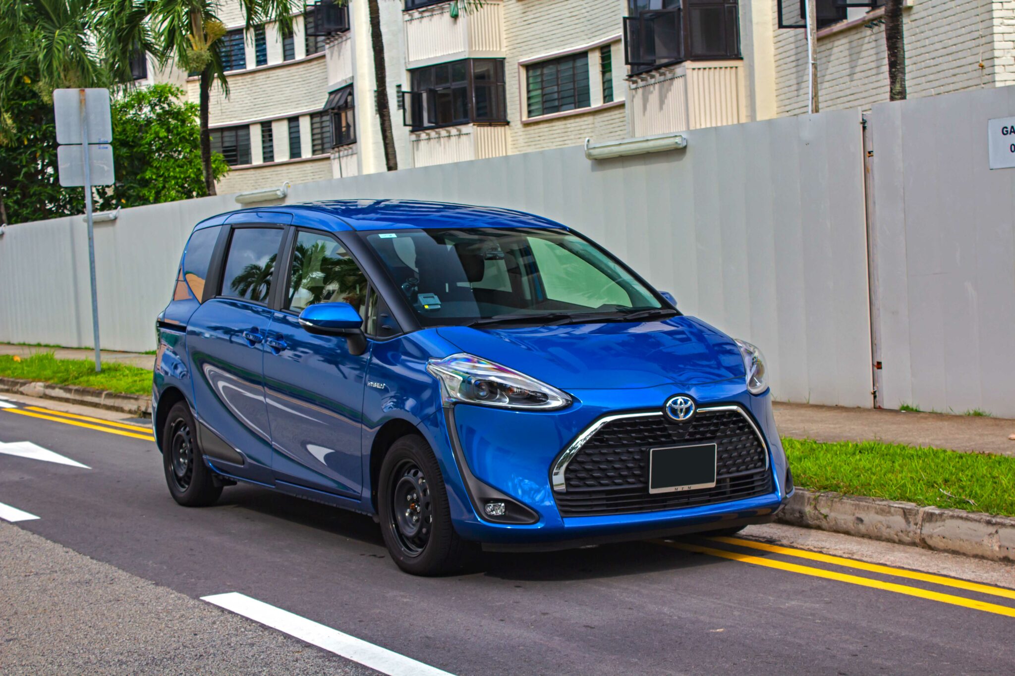 Toyota sienta hybrid g